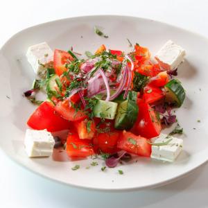 Чобан-салат с брынзой и оливковым маслом